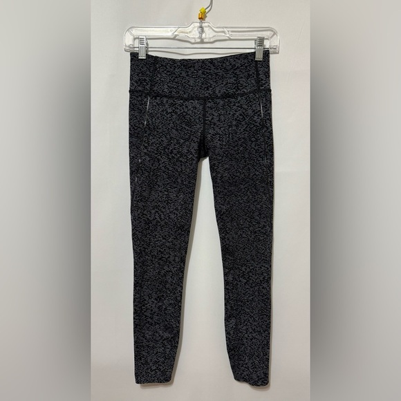 Lululemon Quick Pace Tight Leggings 7/8 Length Soundwave Black White Luxe Size 4 - Picture 11 of 12